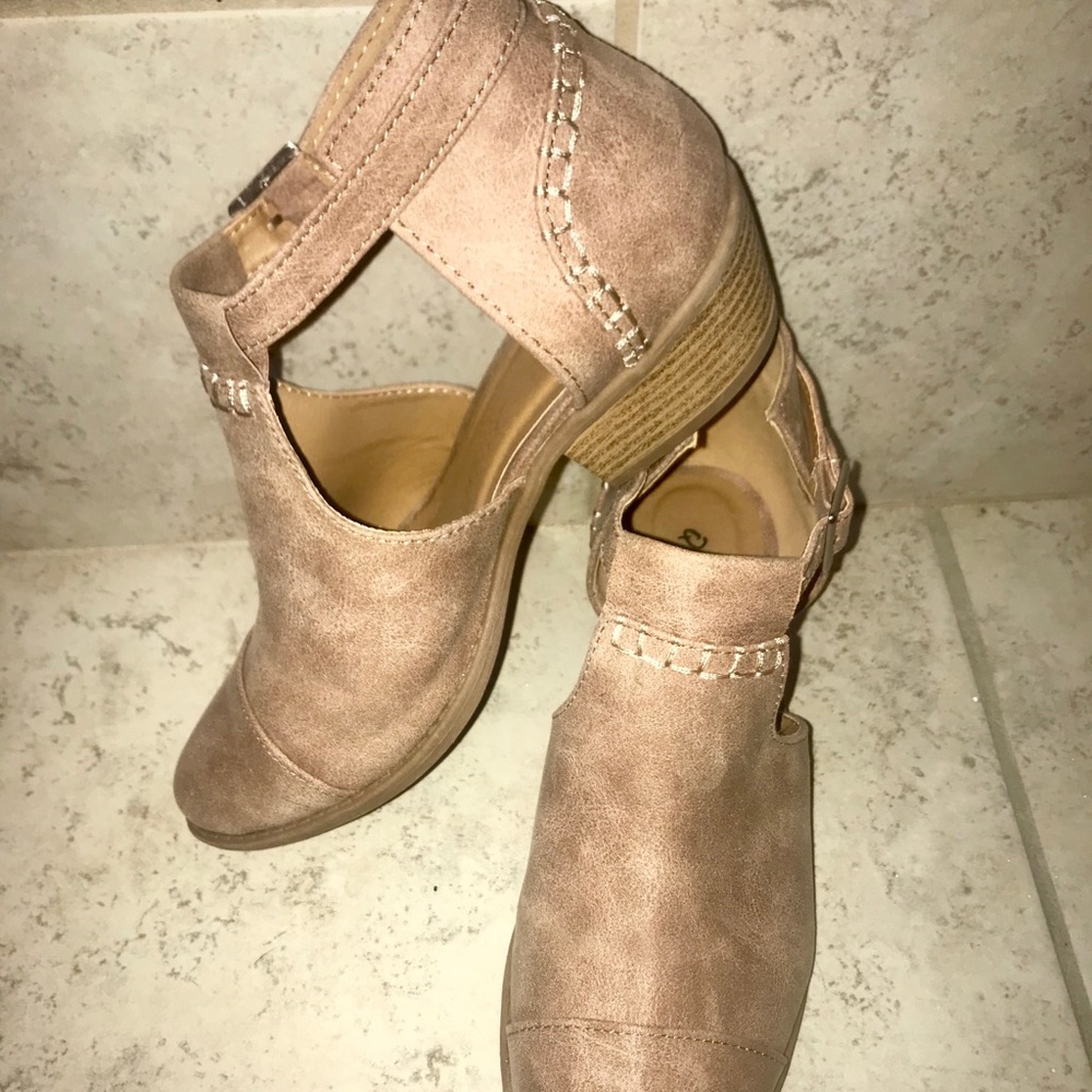 Qupid Tan Booties